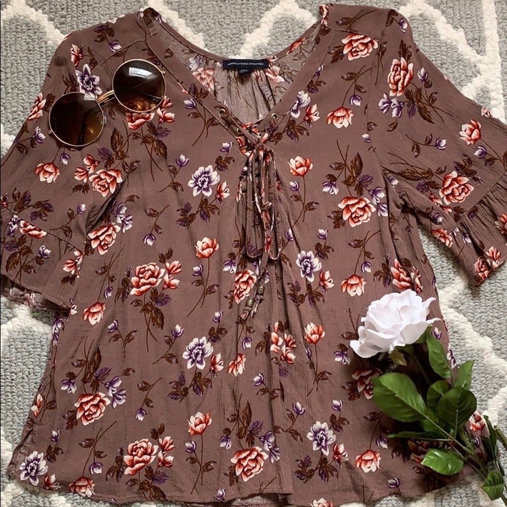 ❗️SOLD❗️Floral AE top 🌸